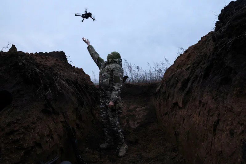 圖為烏克蘭軍人在前線測試無人機。路透資料照