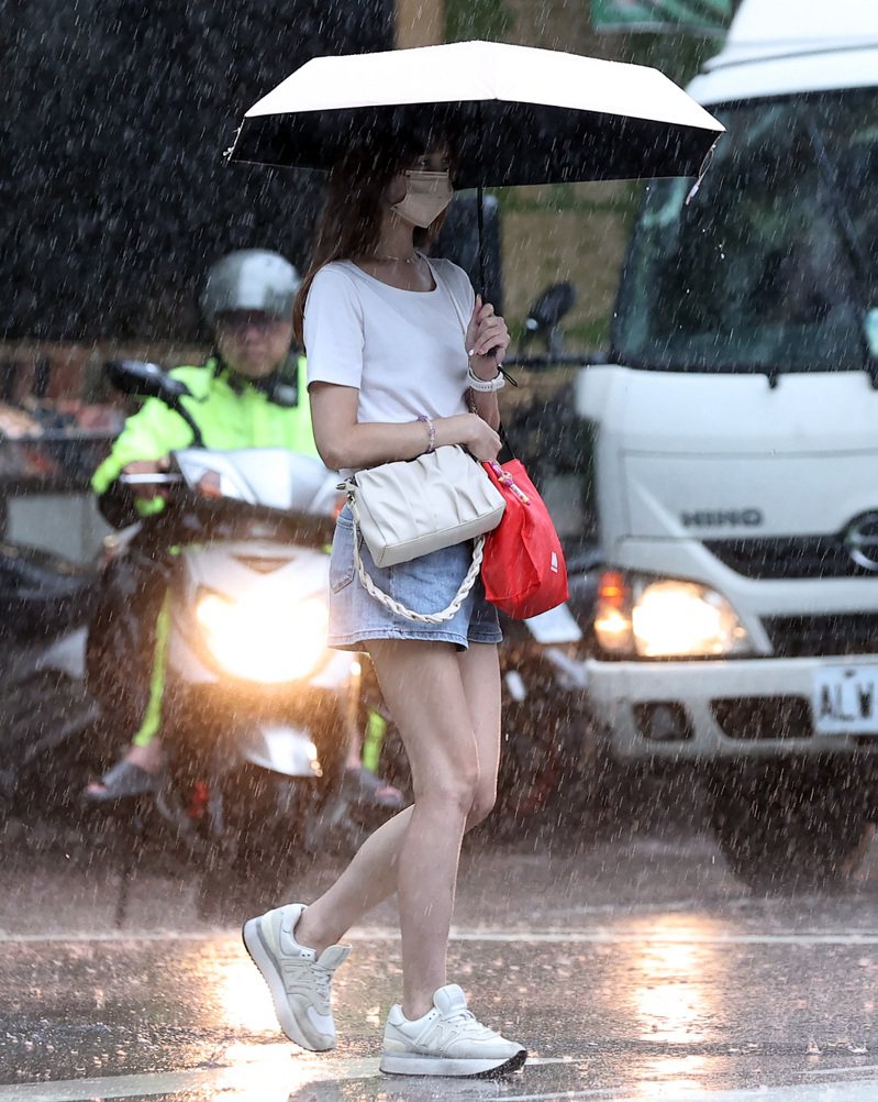 今、明兩天滯留鋒持續在台灣附近徘徊，各地有局部陣雨或雷雨。本報資料照片