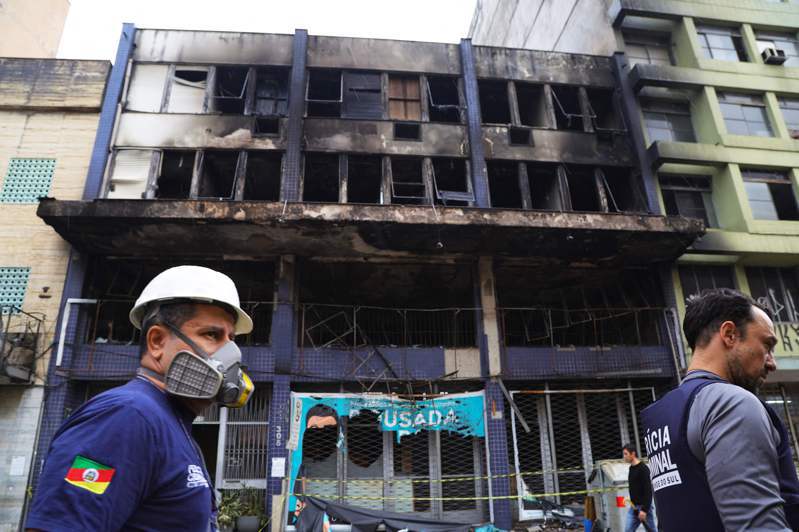 巴西南部城市阿雷格里港一處收容旅館26日發生大火，至少10人死亡。法新社
