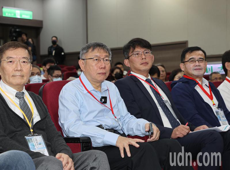 民众党主席柯文哲（左二）及立委黄国昌（右二）上午出席台湾能源发展路径与转型论坛。记者曾原信／摄影