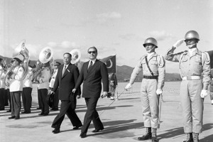 1958年4月28日，時任土耳其總理孟德斯（右三）偕隨員由韓國乘專機抵台，在華展開為期3天的訪問行程，我時任行政院長俞鴻鈞（右四）親至機場迎接。圖／聯合報系資料照片