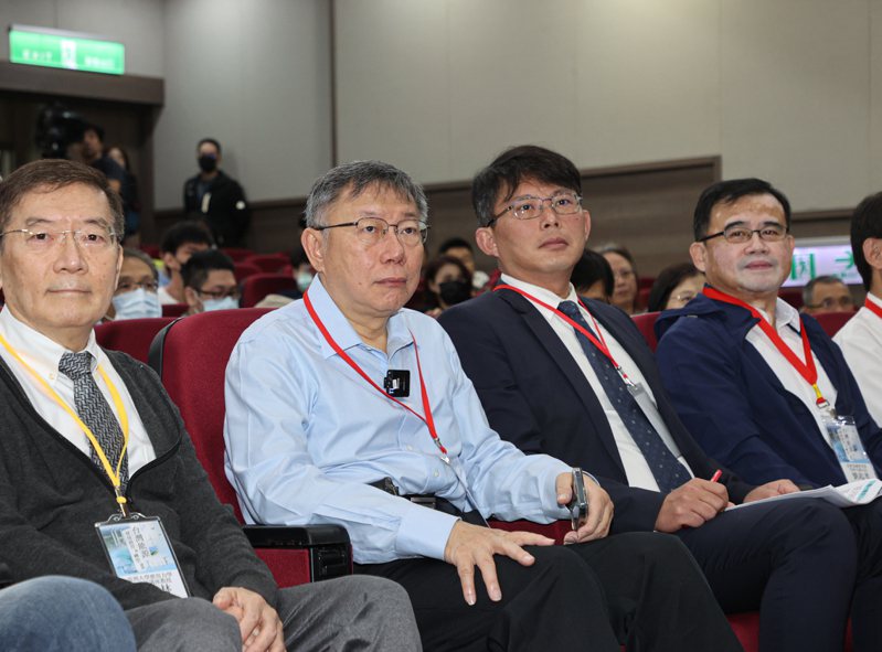 民眾黨主席柯文哲（左二）及立委黃國昌（右二）上午出席台灣能源發展路徑與轉型論壇。記者曾原信／攝影