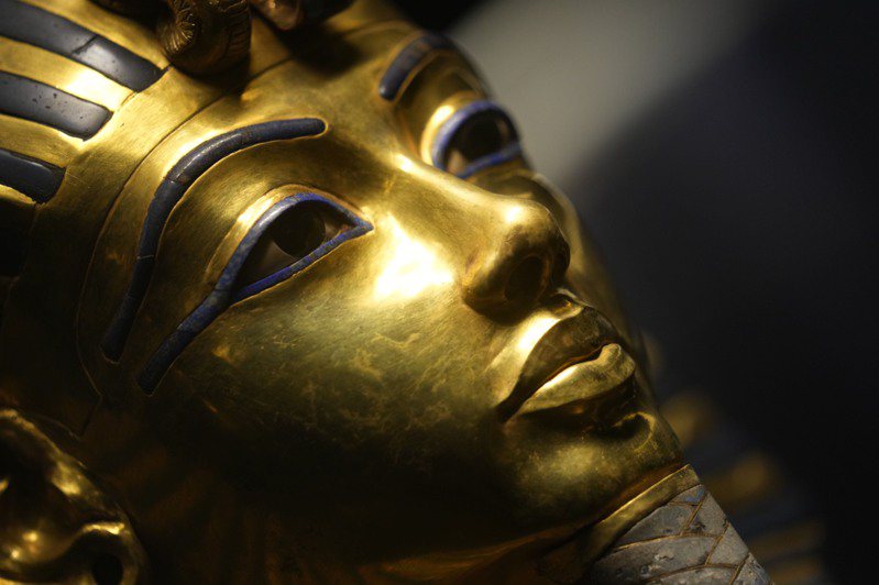 埃及知名法老「圖坦卡門」自1922年被考古學者發掘以來，詛咒傳說四起，據信多達22名考古及探險家離奇逝世。圖為圖坦卡門的金色面具。美聯社
