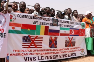 尼日中部阿加德茲民眾4月21日拉布條抗議，要求美軍撤出尼日。歐新社