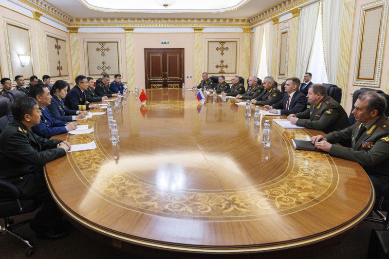 俄羅斯國防部長紹伊古（右四）和大陸國防部長董軍（左四）藉出席哈薩克斯坦阿斯塔納舉行的上海合作組織國防部長會議期間進行雙邊會晤。美聯社
