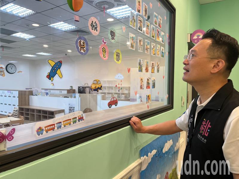桃園市副市長蘇俊賓參觀北青托嬰中心設施及班級規劃。記者陳俊智／攝影