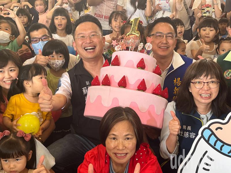 桃园市副市长苏俊宾（后排右3）与民众开心合影，身旁黄色衣服小女生对他手上草莓蛋糕相当好奇。记者陈俊智／摄影