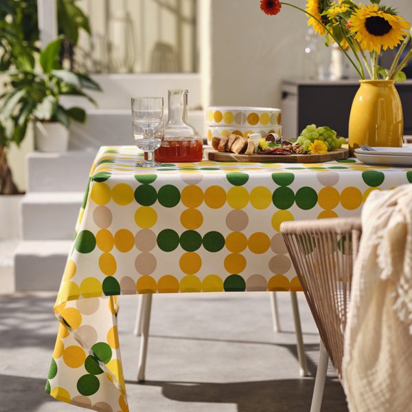IKEA BRÖGGAN桌布靈感源自於太陽的亮黃和草地的翠綠。圖／IKEA提供