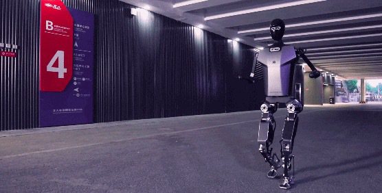 北京人形機器人創新中心發布全球首個純電驅擬人奔跑的全尺寸人形機器人「天工」，能以每小時6公里的速度穩定奔跑。圖取自央視新聞