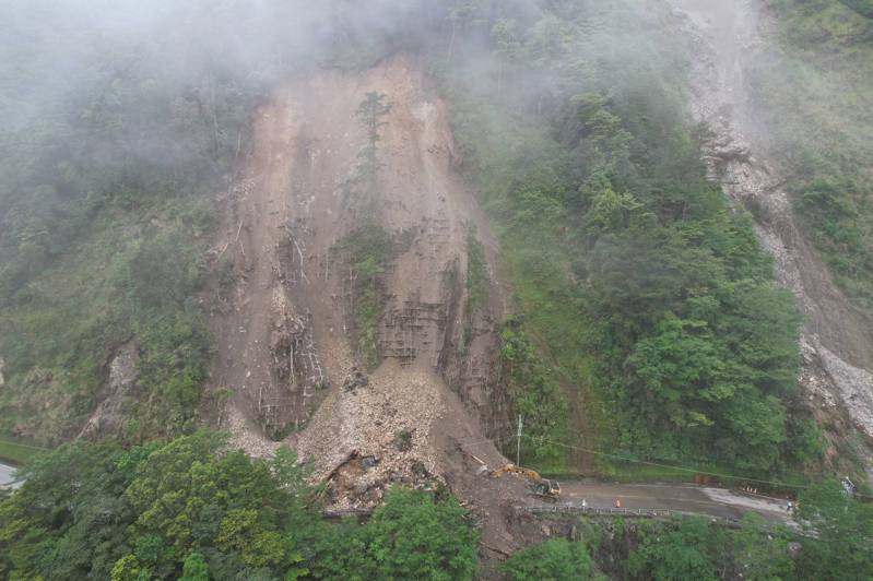 受到连续地震与锋面降雨影响，宜兰县台7甲线36.8公里南山村米摩登路段边坡坍塌，双向阻断。图／公路局提供