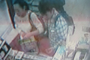 凶手林男（右）犯案前先在被害人葉姓婦人住家附近的超商購買作案用的膠帶。圖／聯合報系資料照