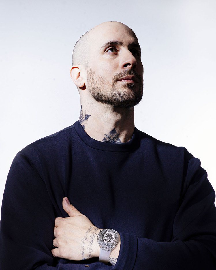 瑞士紋身藝術家Maxime Plescia-Buchi配戴了Hublot Spirit of Big Bang Sang Bleu藍寶石計時碼表。圖／Hublot提供