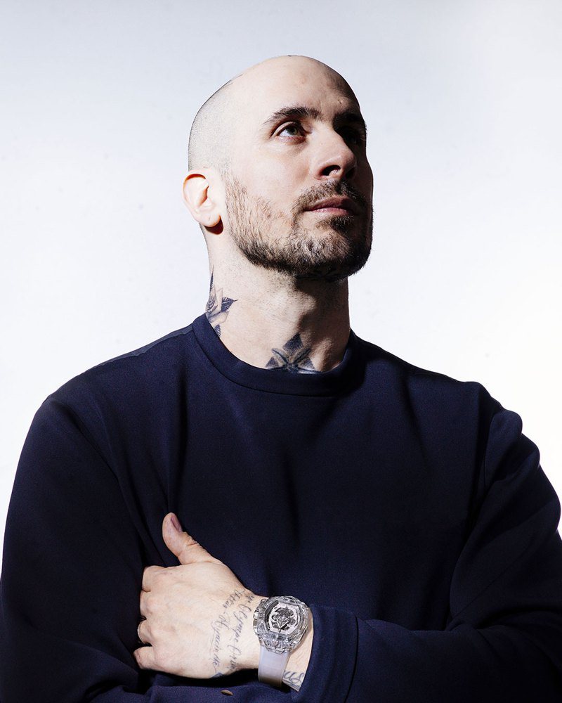 瑞士纹身艺术家Maxime Plescia-Buchi配戴了Hublot Spirit of Big Bang Sang Bleu蓝宝石计时码表。图／Hublot提供