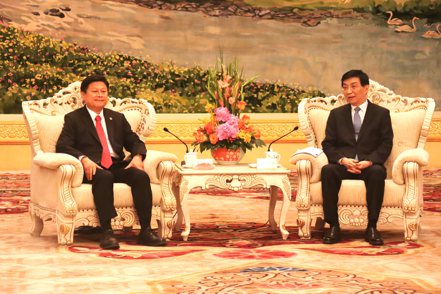 國民黨總召傅崐萁（左）27日跟大陸全國政協主席王滬寧（右）會見，雙方座位模式以會客的座位方式。 記者廖士鋒／攝影