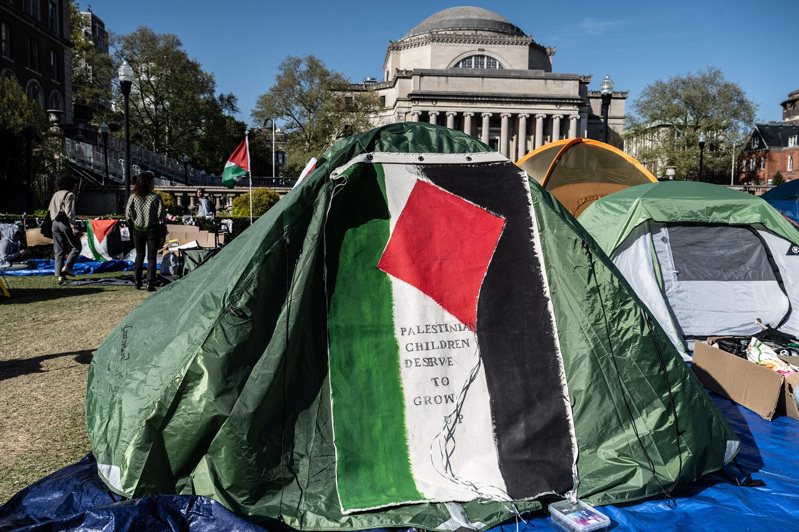 美國紐約市的哥倫比亞大學經歷上周超過100名抗議者被捕後，該校學生26日持續參與正在校園進行的親巴勒斯坦抗議營地。法新社
