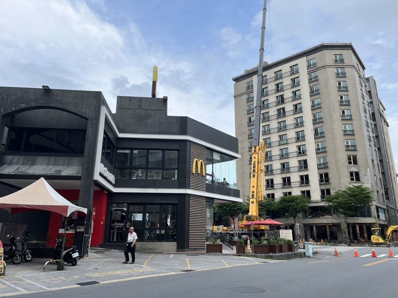 花莲市蓝天丽池饭店因震损将于5月1日开拆，对面的「大麦」麦当劳中正店将从29日起暂停营业。记者王燕华／摄影