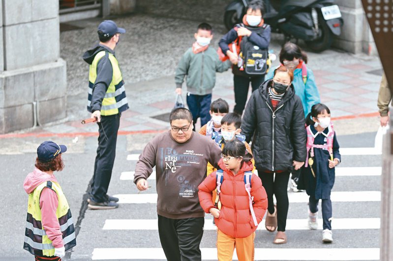 上學期間，台北市國小周遭路口有不少導護志工在校門疏導交通，維護校園安全。本報資料照片