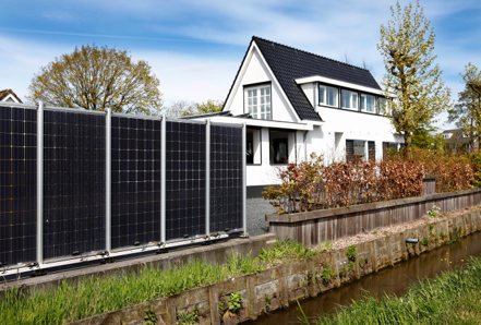 歐洲部分國家的民眾想裝太陽能板，卻嫌裝在屋頂要出動工人、搭設鷹架，相關費用過高，索性充當花園圍欄。（路透）
