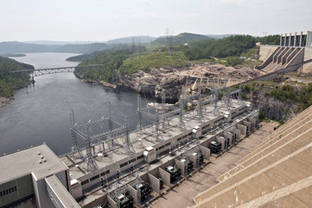 加拿大魁北克省一直有將自己打造成「美東電池」的雄圖，把省內水壩和水力發電廠所產生的電力，跨國輸送給美國佛蒙特州、麻州及紐約州。 （美聯社）