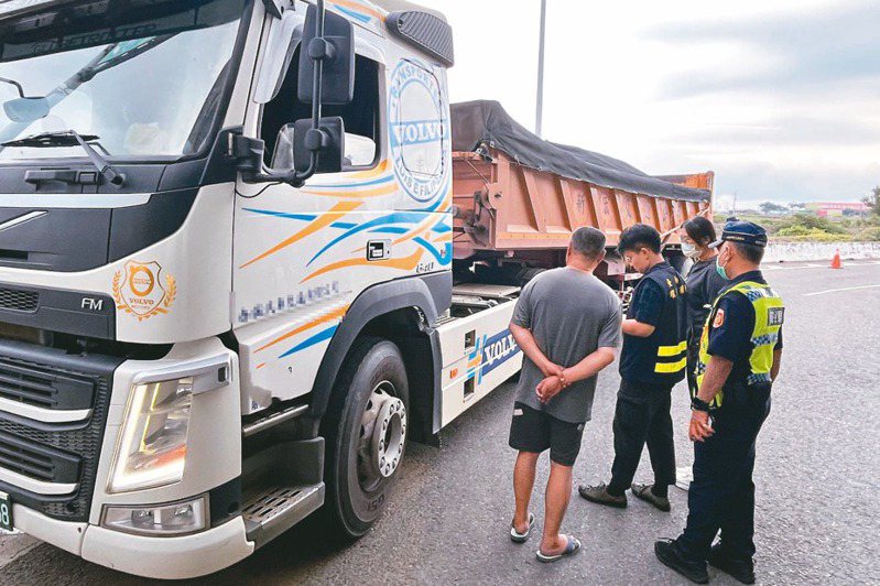 台南市環保局運用科技執法攔下7輛載運不明廢土車輛，全部重罰。圖／環保局提供