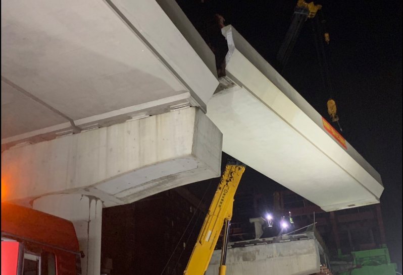 桃園捷運綠線前天深夜施工，並於昨天凌晨3點多完成高架段最後一段合龍。記者鄭國樑／攝影