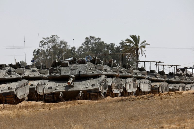 哈瑪斯一名官員今天告訴路透社，哈瑪斯代表團明天將造訪埃及首都開羅，參與旨在跟以色列達成停火的談判。在以色列和哈瑪斯之間持續不斷的衝突中，以色列坦克停泊在以色列南部和加薩邊境附近。路透