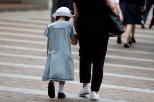 在日本社群媒體上，批評家有幼兒父母的聲浪在蔓延，日本人謔稱：有小孩最大，他們是「帶子大人」。路透