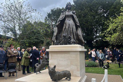 英國已故女王伊莉莎白二世逝世後第一座雕像於4月21日揭幕，這天也是女王98歲冥誕...