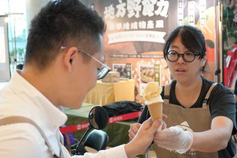 吳書瑀（右）解說趴利趴利的永續台灣冰淇淋理念。圖／于國華提供