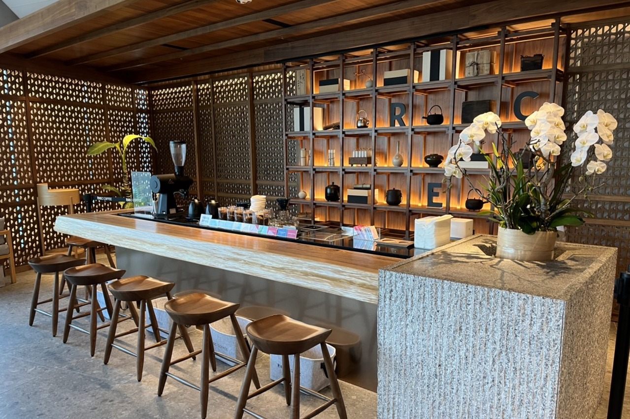 台中夜景咖啡廳【REC COFFEE Taiwan 台中旗艦店】-來自日本福岡冠軍咖啡，隱身在26樓辦公大樓內。絕佳視野，美味餐點，下午茶、看夜景的好地方。