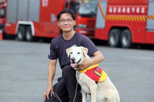 高雄市的搜救犬Roger與領犬員李信宏是默契十足的搭檔，這次在砂卡礑步道尋獲罹難21歲胡姓女子，立下大功。記者劉學聖／攝影