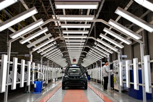 大陸奇瑞汽車4月19日與西班牙一家汽車公司簽署合資協議，成為第二家宣布在歐洲設廠的大陸車企。圖為奇瑞汽車石家莊分公司的工人在總裝車間檢測線上工作。新華社