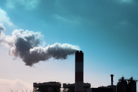 環境部預告攸關碳費的三子法，確定包括鋼鐵、水泥等高碳洩漏風險行業將不適用2.5萬...