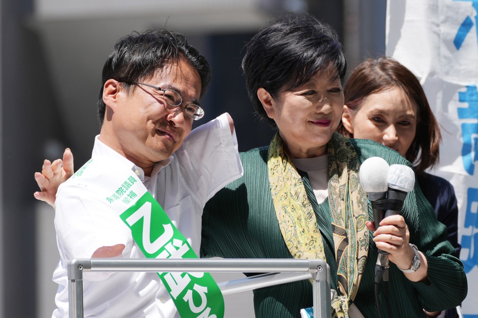 東京都知事小池百合子（前排右）力挺乙武洋匡（前排左）參選，12天有9天幫他助選。路透