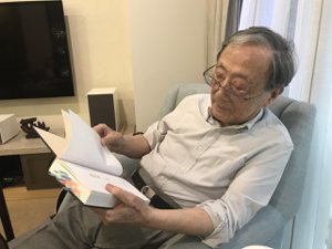 劉國瑞雖已百歲，仍愛看書。攝影／沈珮君