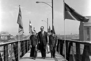 1959年5月2日萬華火車站天橋通行典禮，時任台北市長黃啟瑞（中）特別邀請地方長者步行前導過天橋。圖／聯合報系資料照片