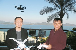 大疆科技無人機在美國市占率獨占鰲頭，圖為大疆創辦人汪滔（左）和他的老師。中新社