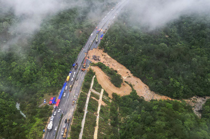 Unfall beim Einsturz einer Autobahn in China: 48 Menschen starben bei der Tragödie auf dem Guangdong Meida Expressway. Verursachte das minderwertige Projekt eine Katastrophe?  |. Letzte 24 Stunden |. UDn Global