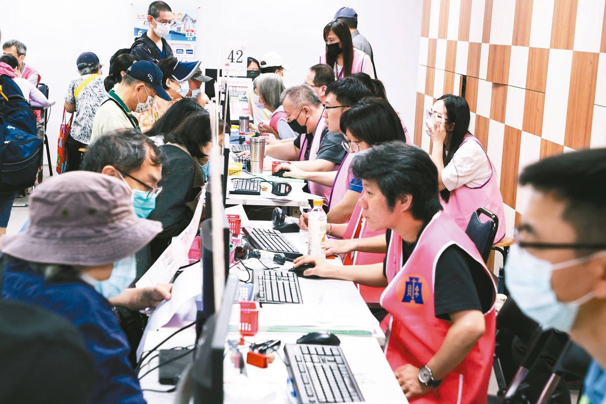 綜合所得稅申報5/1起跑，台北國稅局中正分局上午擠滿報稅民眾。

