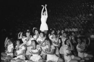 1954年5月3日，中國青年反共救國團部為敦陸中韓邦交，晚上於三軍球場舉行中韓女青年聯誼晚會。圖為北市支隊團員精彩表演。圖／聯合報系資料照片