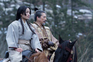 澤井杏奈(左)在「幕府將軍」是真田廣之飾演的領主吉井虎永有許多對手戲。圖／Disney+提供