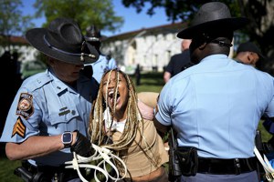 美國亞特蘭大員警逮捕埃墨里大學（Emory University）的示威者。美聯社