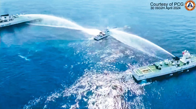 中國大陸海警船四月卅日在黃岩島周遭水域以高壓水砲驅離菲律賓船隻。圖／摘自菲律賓海岸防衛隊