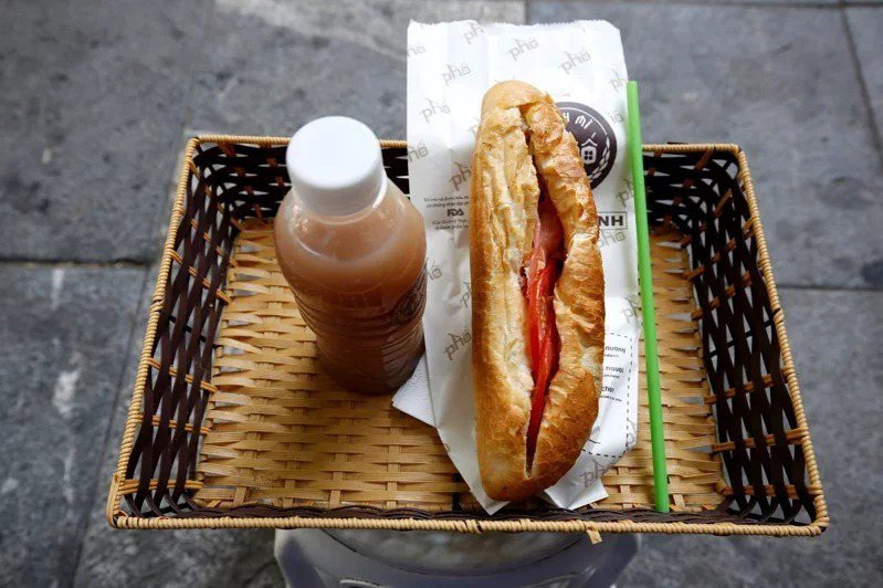越南同奈省发生集体食物中毒案，民众吃了一家面包店的面包后出现呕吐、腹泻，已555人送医。 图／路透社资料照(photo:UDN)