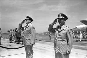 1961年5月5日，美國參謀首長聯席會議主席李尼玆（前左）抵台訪華，參謀總長彭孟緝（右）親抵機場歡迎。記者王萬武／攝影