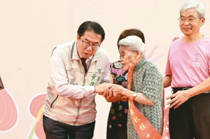 台南市長黃偉哲（左）與最高齡模範母親98歲陳張秋桂（中）。圖／台南市政府提供