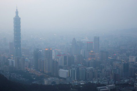 台大公衛教授詹長權說，若居住地區空汙細懸浮微粒（PM2.5）濃度，30年來每立方...