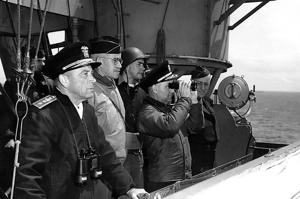 柯克（左一）與其他美軍將領，在美國海軍巡洋艦奧古斯塔（CA-31）觀察諾曼第灘頭的戰局發展。圖／取自美國海軍官網