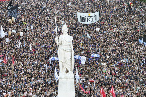 2024年4月23日，阿根廷布宜諾斯艾利斯，示威者聚集在玫瑰宮外，要求為公立大學...