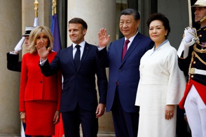 法國總統馬克宏伉儷6日在總統府門口迎接習近平伉儷。路透